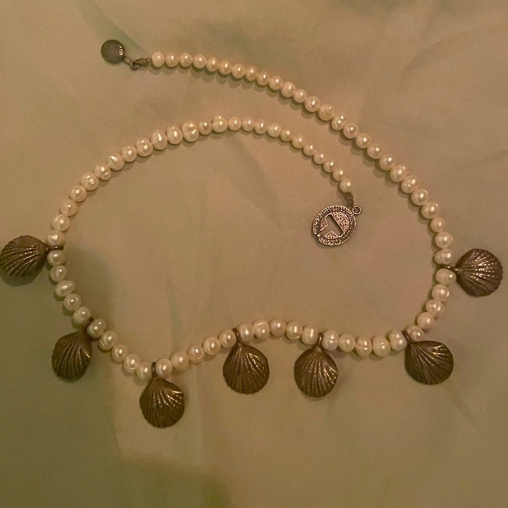 Pearl necklace with metal shells